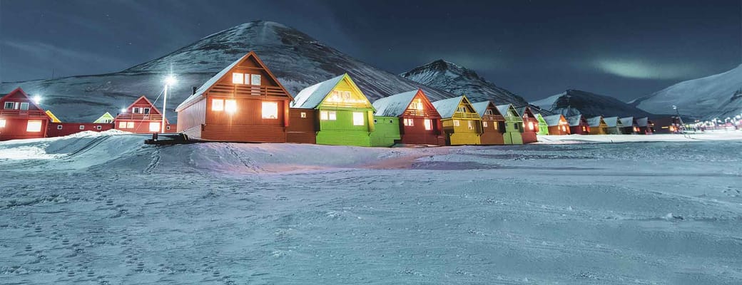 Svalbard longyearbyenraekke med natten huse