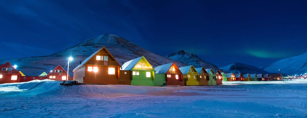 Svalbard longyearbyenraekke med natten scaled huse