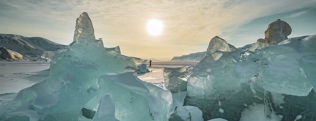 Svalbard sommer store isklumper mand jagt baggrunden thomas lipke uns p&aring;