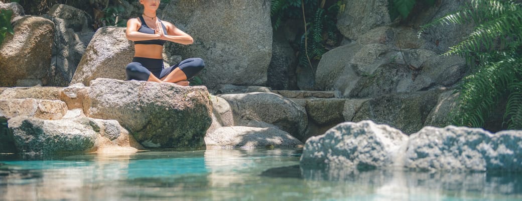 yoga på klippe ved sø på koh samui thailand