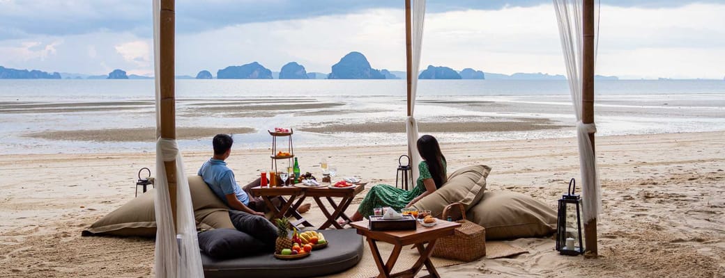 romantisk picnic på stranden tubkaak resort krabi thailand
