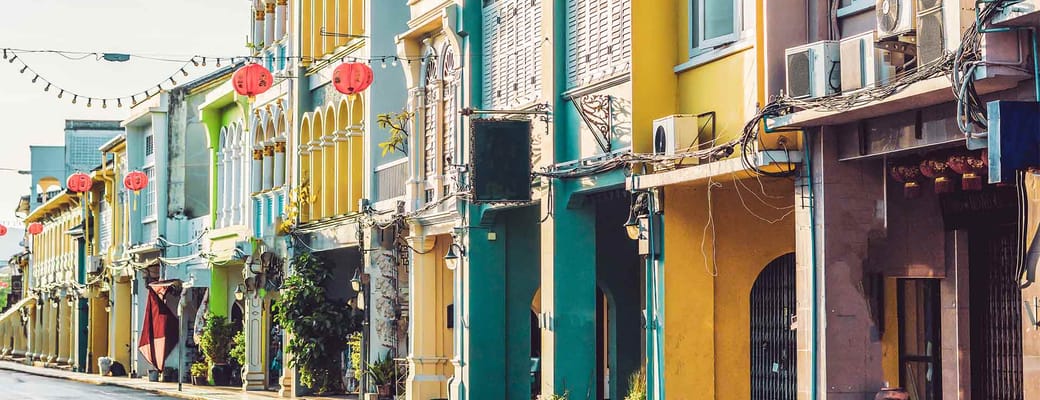 farverige huse i portugisisk byggestil i gade i den gamle bydel i phuket thailand