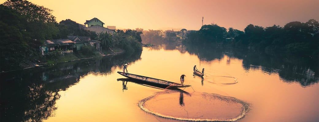solnedgang over flod i vietnam