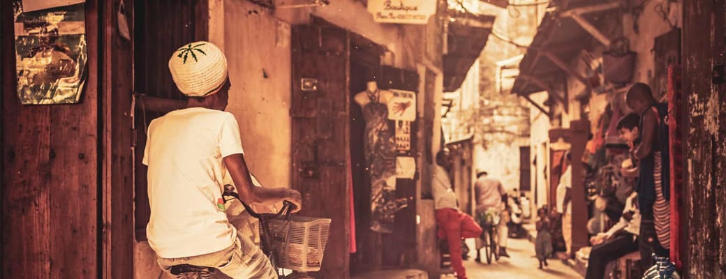 zanzibar stone town smal mand cykler gade