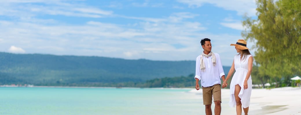 Cambodia, Koh Rong, The Royal Sands, Par gående på stranden