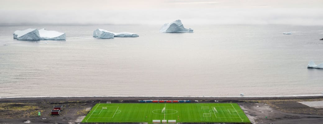 Gr&oslash;nland qeqertarsuaq fodboldbane foto alex stead greenland scaled
