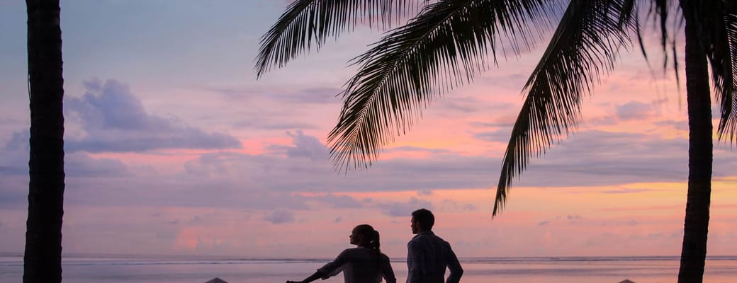Indonesien Bali Sanur Puri Santrian, Beach Area, Strand Område, To Mennesker Nyder Udsigten Efter En Cykeltur
