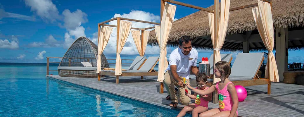 Rejser til Maldiverne, The Residence Maldives at Dhigurah, Is ved infinity poolen 
