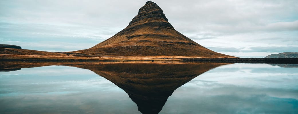 Island, Kirkjufjell, som spejles i s&oslash;en