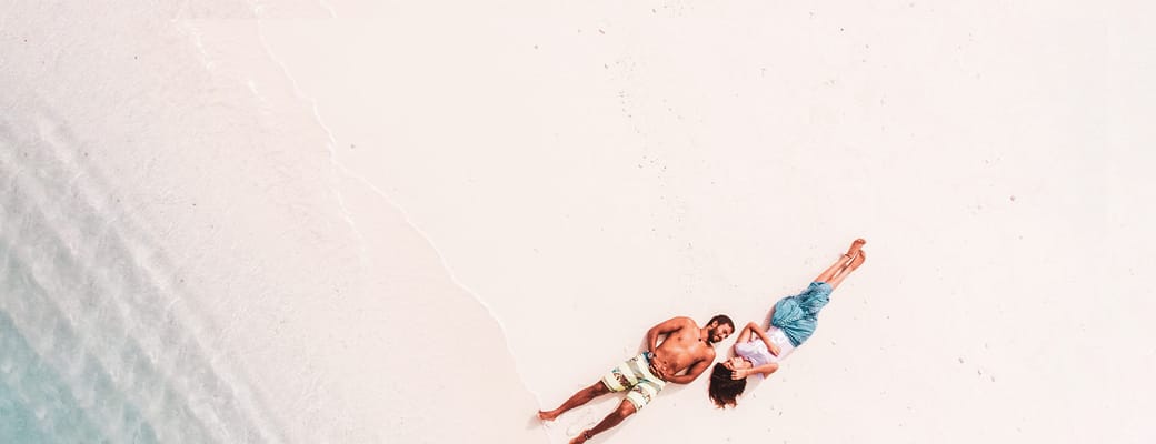 maldiverne droneskud par ligger i.sandet strand kigger hinanden ibrahim mushan uns copy p&aring; p&aring;