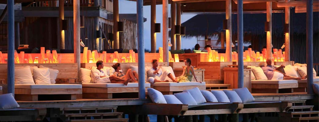 Rejser til Maldiverne, Six Senses Laamu, Chill Bar om aftenen