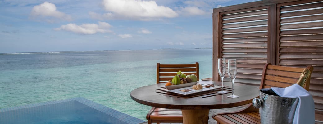 Rejser til Maldiverne, The Residence Maldives at Dhigurah, Champagne p&aring; terrassen i water pool villa