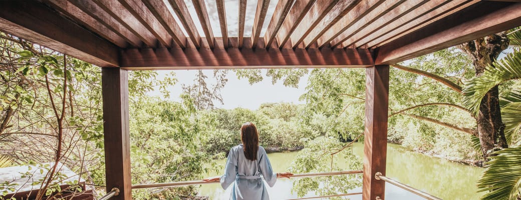 kvinde nyder udsigten fra terassen