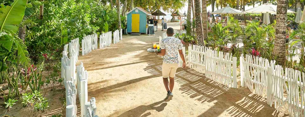 Rejser til Mauritius, The Ravenala Attitude, Et 'Family Member', som Ravenala Attitude selv benævner sine ansatte