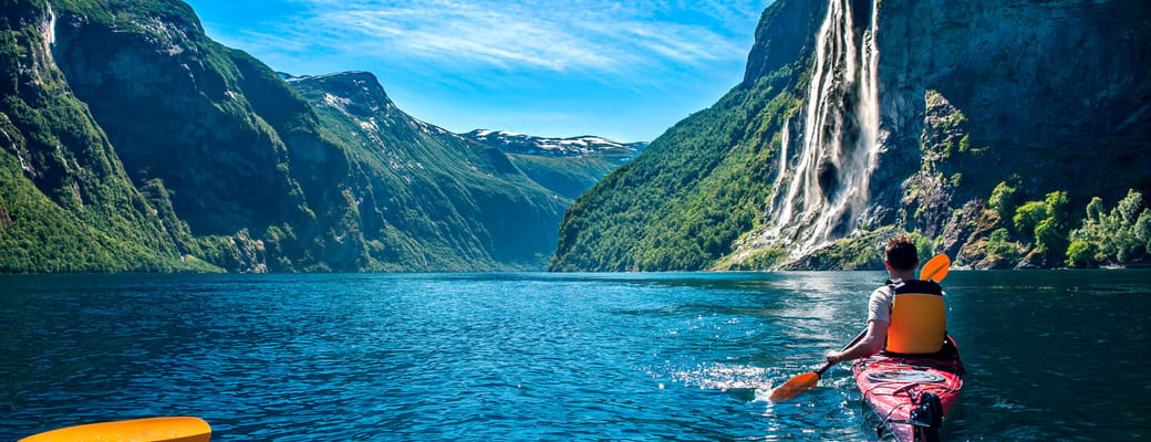 Norge Geiranger Ung Mand Kajaksejlads Langs Fjorden Geiranger Nyder Vandfaldet