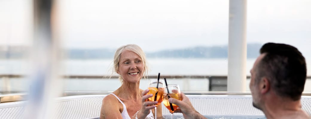Norge Havila Kystruten Jacuzzi Couple