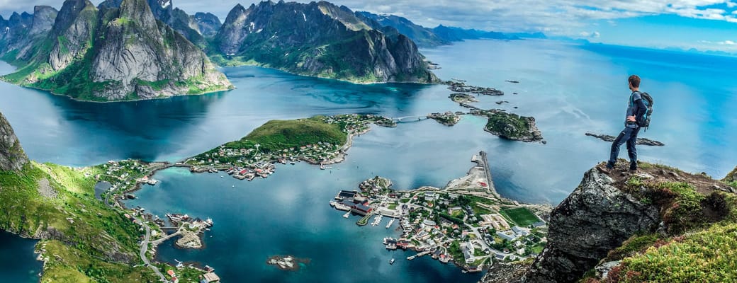 Norge Lofoten Mand St&aring;r P&aring; Toppen Af Fjeldet