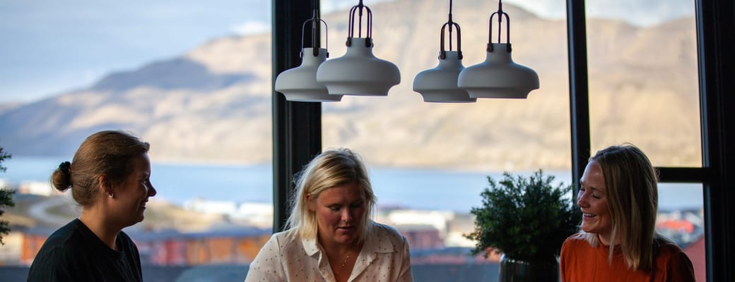 Norge svalbard funken funktionaermessen restaurant dining ladies scaled lodge