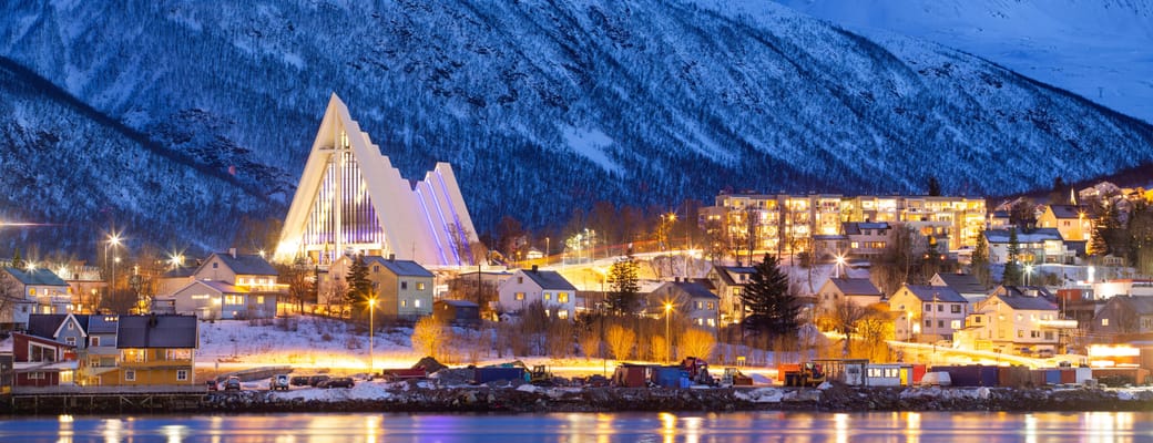 Norge tromsoe udsigt til ishavskatedralen vinter scaled