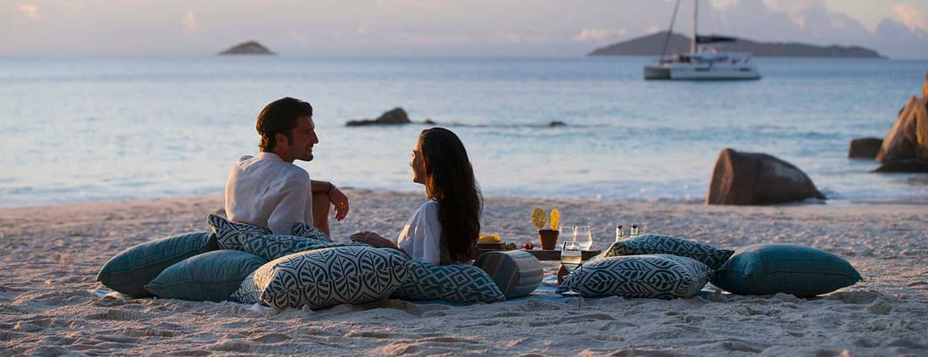 Drinks i solnedgangen på stranden