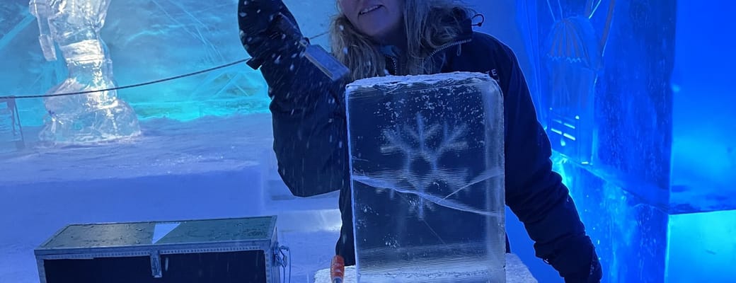 vores rejseekspert ellen sk&aelig;rer en isskulptur p&aring; icehotel i svensk lapland