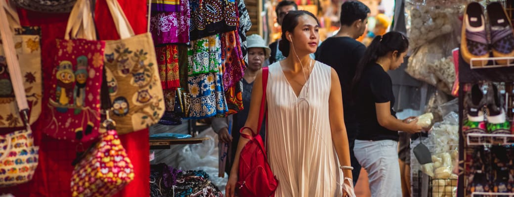 kvinde shopper p&aring; chatuchak markedet i bangkok thailand