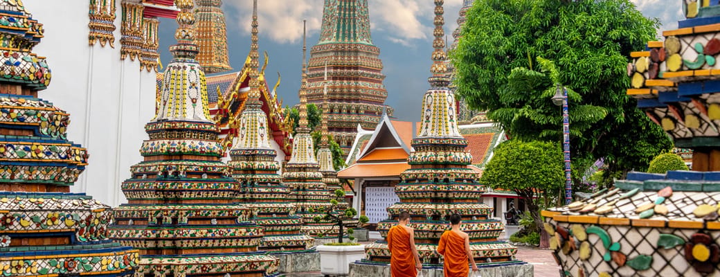 to munke g&aring;r ved Wat Pho Buddhist Tempel i bangkok thailand