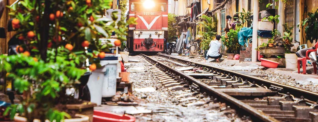 med tog gennem smal gade i hanoi vietnam