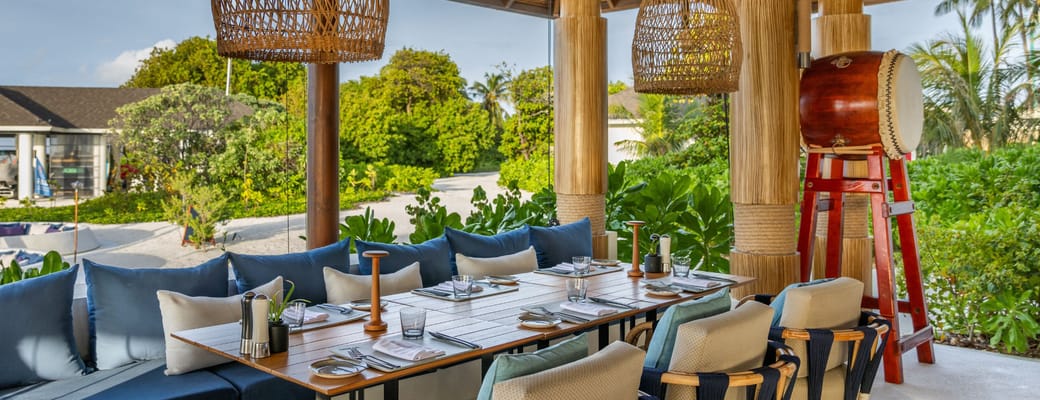 maldiverne avani plus fares charcoal restaurant