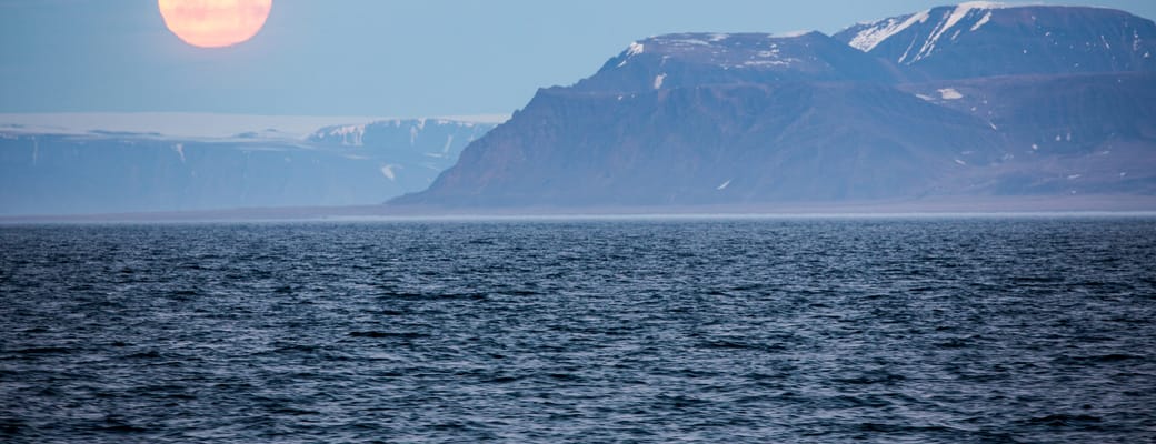 Norge svalbard mini full moon photo halvor scaled sejltur