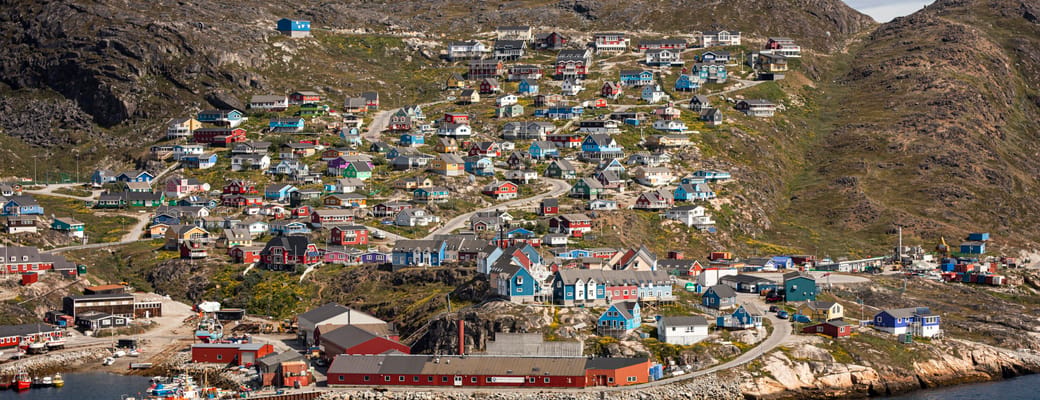 Gr&oslash;nland qoqortoq farverige foto aningaaq carlsen greenland. pho scaled huse