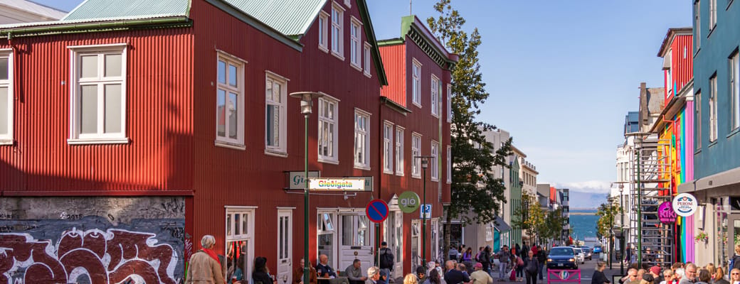 Island klapparstigur med regnbue istock scaled gade