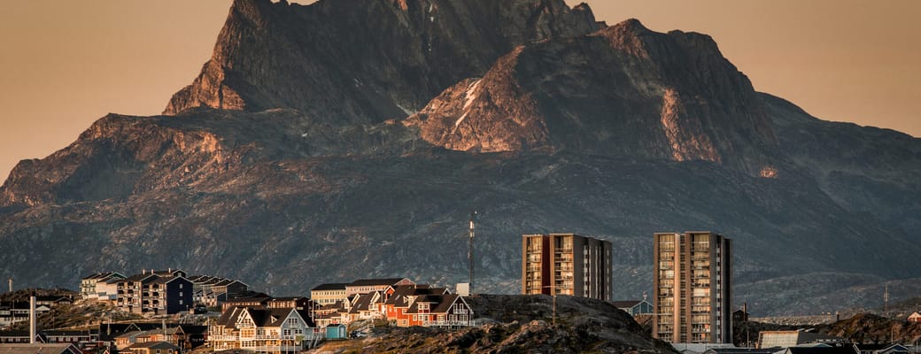 Gr&oslash;nland nuuk sermitsiaq baggrunden fot greenland scaled