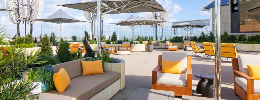 Udend&oslash;rs loungeomr&aring;de &ldquo;Rooftop Garden&rdquo; ombord p&aring; Celebrity Cruises&rsquo; krydstogtskib