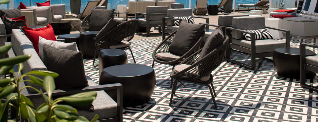 Retreat Sundeck på Celebrity Solstice med luksus loungemøbler og havudsigt