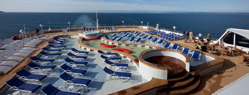 Luksus poolomr&aring;de p&aring; Holland America Line krydstogtskib med panoramaudsigt over havet