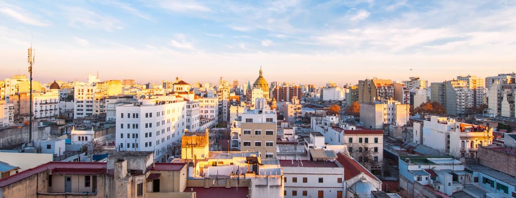 Buenos Aires skyline i morgensol med bl&aring; himmel og blanding af historiske og moderne bygninger