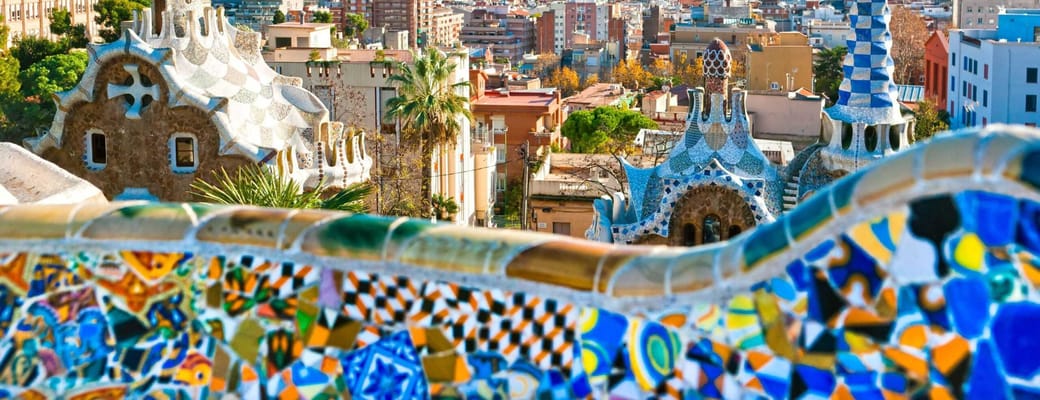 Park Güell i Barcelona – Antoni Gaudís farverige mosaikterasse med udsigt over byen
