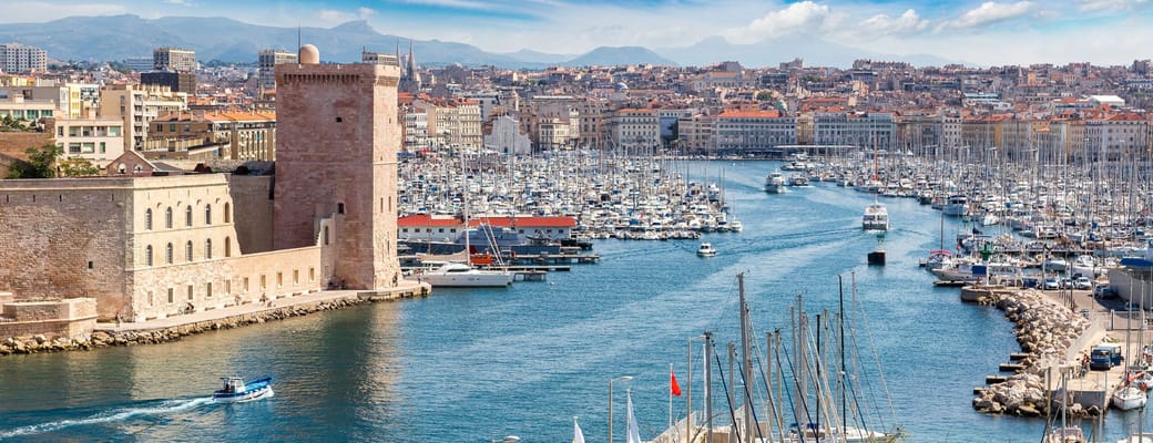 Marseilles gamle havn (Vieux-Port) med Fort Saint-Jean og Katedralen de la Major, Frankrig