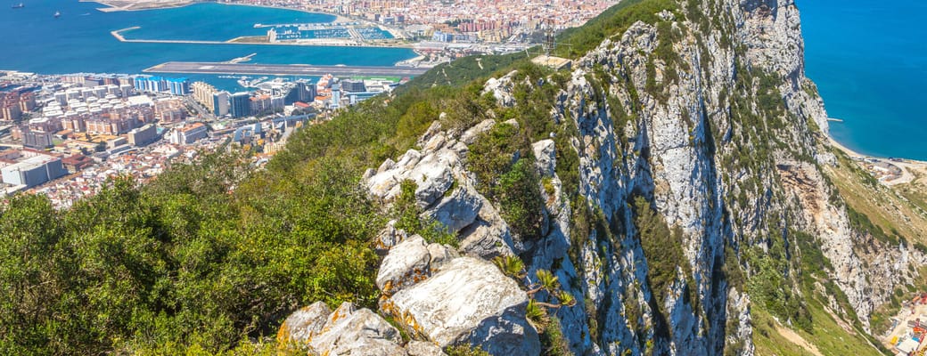 Gibraltarklippen med udsigt over Middelhavet og to kontinenter