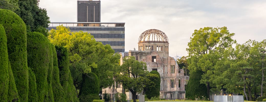 Hiroshima Fredsmindepark med mindesm&aelig;rke og reflektionsbassiner omgivet af gr&oslash;nne tr&aelig;er