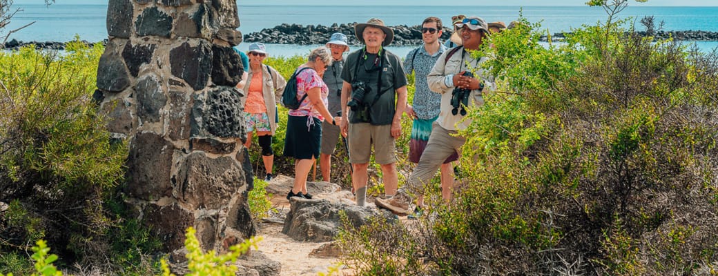 Rejsegruppe p&aring; guidet vandretur p&aring; Galapagos