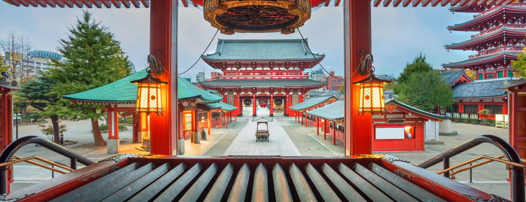Sensoji-templet i Asakusa Tokyo med traditionel r&oslash;d pagode-arkitektur og japanske lanterner