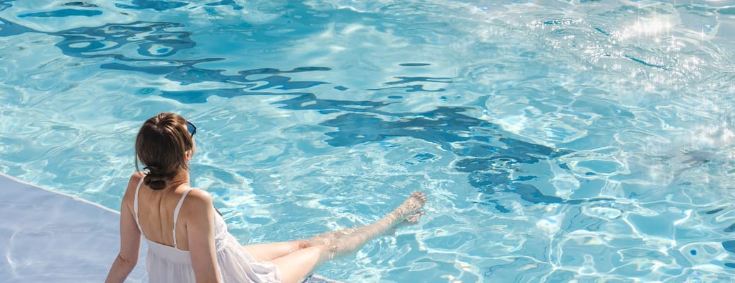 kvinde ved pool