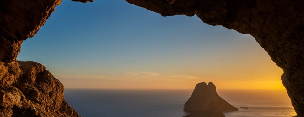 Es Vedr&agrave;-klipperne ved Ibiza ved solnedgang, Spanien