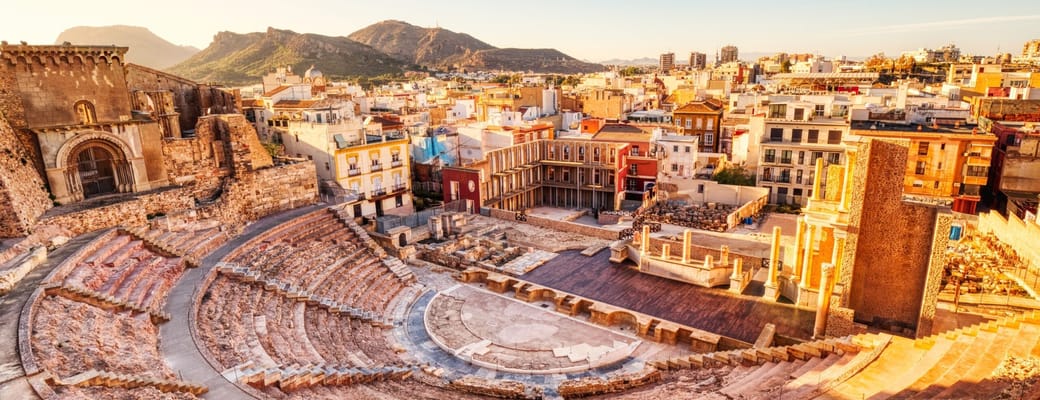 Det romerske teater i Cartagena med udsigt over byens tage og bjerge i baggrunden