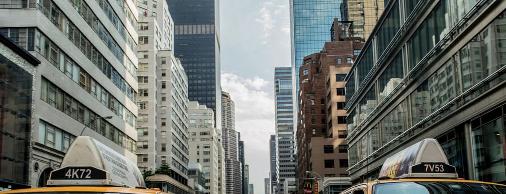 Travl gade i New York med gule taxaer – storbystemning i Manhattan