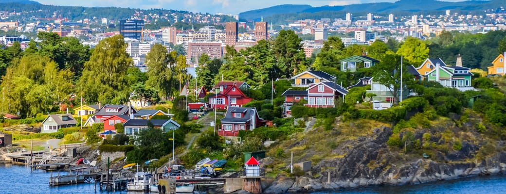 Farverige tr&aelig;huse og Oslo skyline langs fjorden set fra s&oslash;siden