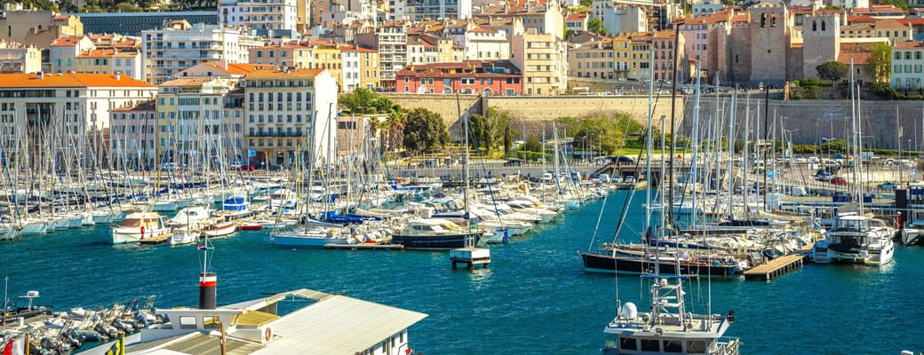 Marseilles havn med historisk f&aelig;stning og katedral i baggrunden, Frankrig