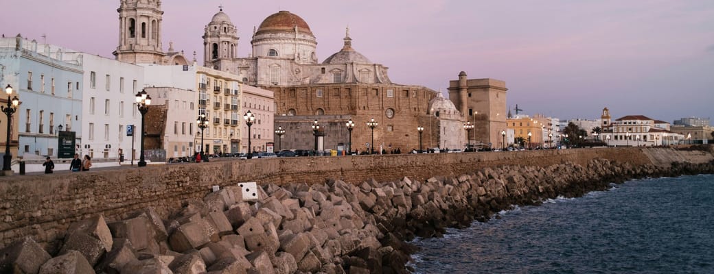 Cadiz katedral badet i aftenlys, Andalusien, Spanien